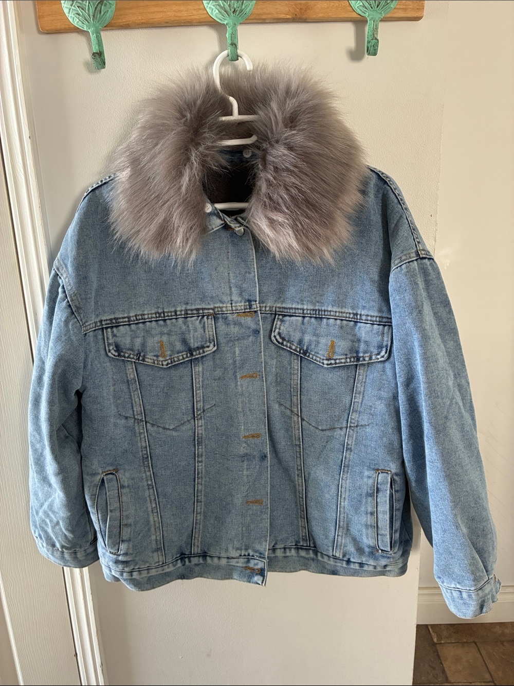 Stylish Light Blue Denim Jacket with Removable Faux Fur Collar